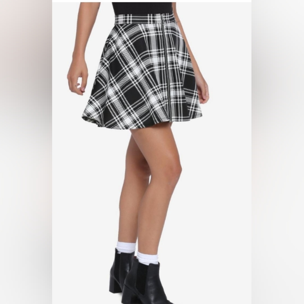 Hot Topics Black & White Plaid O-Ring Skater Skirt